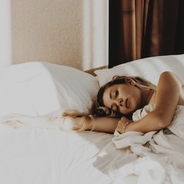 Мозг учит слова во время сна: развенчание мифа о кино